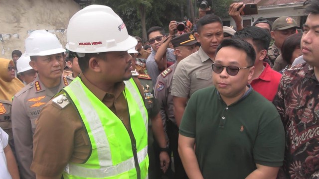 Wali Kota Medan Bobby Nasution meninjau proyek drainase di Jalan Sampali, Kota Medan, pada Selasa (5/9/2023).  Foto: Pemkot Medan