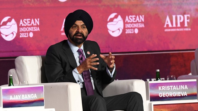 Presiden Bank Dunia Ajay Banga menyampaikan paparannya saat menjadi narasumber dalam Plenary Session 1 General Outlook from the Region usai pembukaan ASEAN Indo-Pasific Forum (AIPF), Jakarta, Selasa (5/9/2023). Foto: Media Center KTT ASEAN 2023/Dhoni Setiawan/Antara Foto