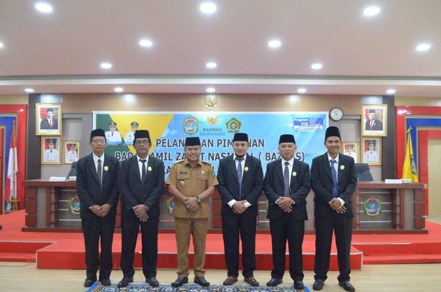 Bupati Aron foto bersama Pimpinan Baznas Sekadau. Foto: Dok. Istimewa