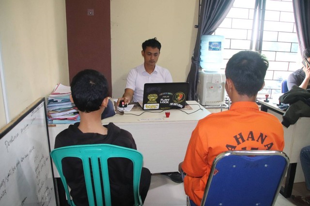 Dua pelaku yang berhasil ditangkap. | Dok Polres Pringsewu