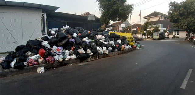 Tumpukan sampah di sudut jalan Kota Jogja, Selasa (5/9/2023). Foto: Len/Tugu Jogja