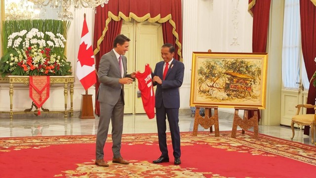 PM Kanada Justin Trudeau memberikan jersey basket kepada Presiden Jokowi. Foto: Nadia Riso/kumparan