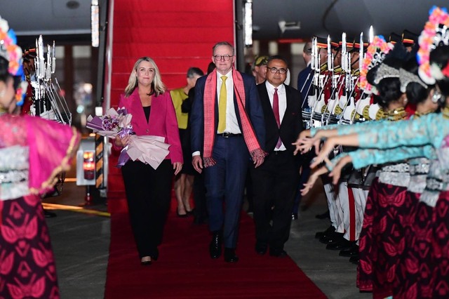 Perdana Menteri Australia Anthony Albanese beserta pendamping tiba di Bandara Internasional Soekarno Hatta, Tangerang, Provinsi Banten, pada Selasa (5/9/2023). Foto: Lukas/Biro Pers Sekretariat Presiden