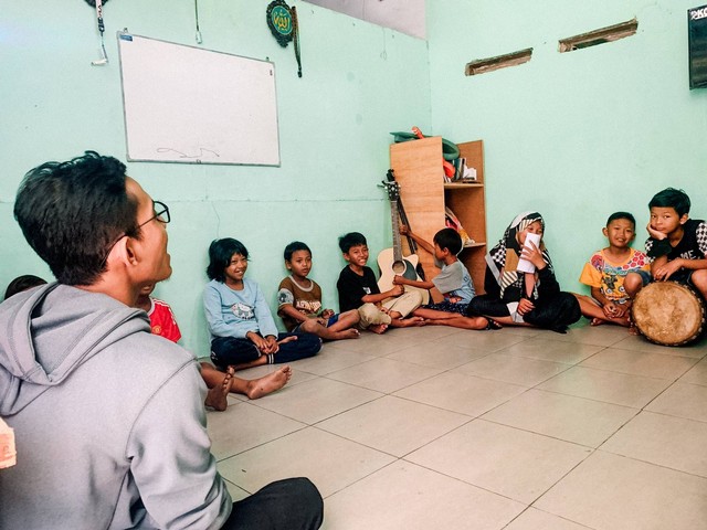 Relawan Komunitas GUSDURian Pare Adakan Kelas Bahasa Inggris di Pasar Loak Pujaserasetiap hari minggu. Foto: Ai/GUSDURian 