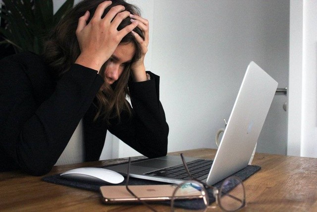 Ilustrasi stress dan depresi akibat pekerjaan. Sumber Foto: Unsplash/Elisa Ventur