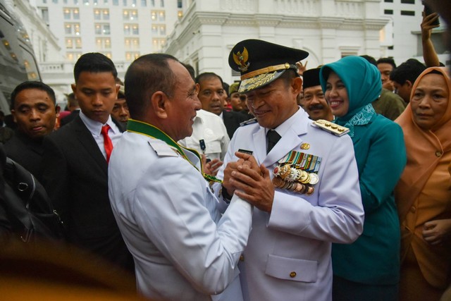 Edy Rahmayadi (kiri) bersalaman dengan Hassanudin, Selasa (5/9/2023). Foto: Fransisco Carolio/ANTARA FOTO