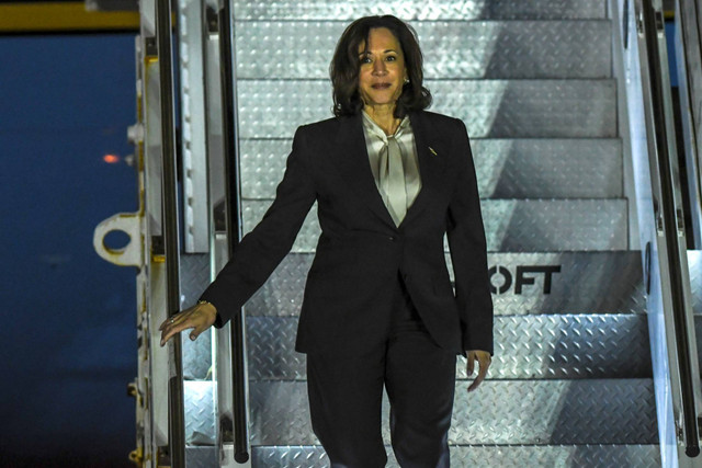 Wakil Presiden Amerika Serikat Kamala Harris keluar dari pesawat setibanya di Bandara Soekarno-Hatta, Tangerang, Banten, Selasa (5/9/2023). Foto: Muhammad Adimaja/ANTARA FOTO