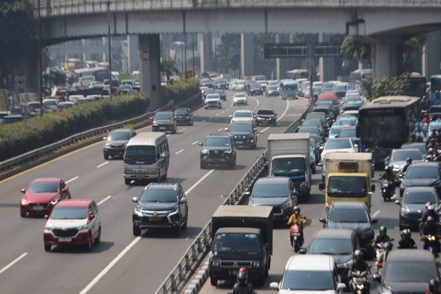 Kemacetan lalu lintas di Jalan Gatot Soebroto sebelum Jalan HR Rasuna Said, saat berlangsung KTT ke-43 ASEAN hari kedua, Rabu (4/9/2023). Foto: Jamal Ramadhan/kumparan