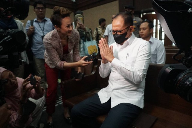 Mantan pejabat Ditjen Pajak Kemenkeu, Rafael Alun Trisambodo disapa wartawan saat tiba di Pengadilan Negeri Tindak Pidana Korupsi (Tipikor) Jakarta, Rabu (6/9). Foto: Iqbal Firdaus/kumparan