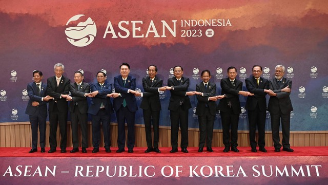 Presiden Joko Widodo (keenam kiri) berfoto bersama dengan pemimpin negara sebelum KTT ke-24 ASEAN-Korea di Jakarta, Rabu (6/9/2023). Foto: ANTARA FOTO/Media Center KTT ASEAN 2023/Zabur Karuru