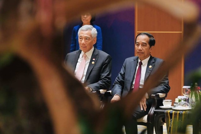 Perdana Menteri Singapura Lee Hsien Loong bersama Presiden Jokowi di Jakarta Convention Center (JCC) untuk mengikuti rangkaian Konferensi Tingkat Tinggi (KTT) ke-43 ASEAN, pada Rabu (6/9/2023). Foto: Laily Rachev/Biro Pers Sekretariat Presiden