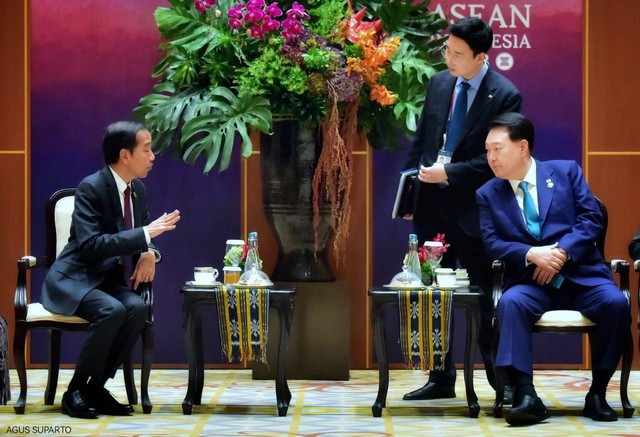 Presiden Jokowi berbincang dengan Presiden Republik Korea Selatan Yoon Suk Yeol. Foto: Dok. Agus Suparto