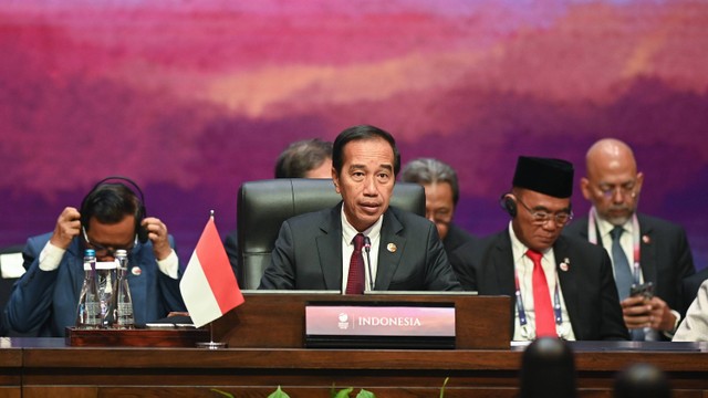 Presiden RI Joko Widodo (tengah) didampingi Menko Polhukam Mahfud MD (kedua kiri), Menko PMK Muhadjir Effendy dan Seskab Pramono Anung menyampaikan pandangan saat KTT ke-24 ASEAN-Republic of Korea di Jakarta Convention Center, Jakarta, Rabu (6/9). Foto: ANTARA FOTO/MEDIA CENTER KTT ASEAN 2023/M Agung Rajasa