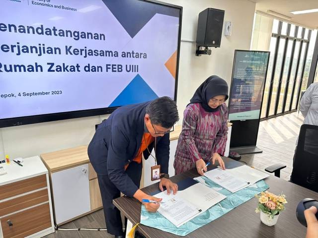 CEO dan Dekan Fakultas Prof. Dian Masyita, Ph.D. Menandatangani Perjanjian Kerjasama.