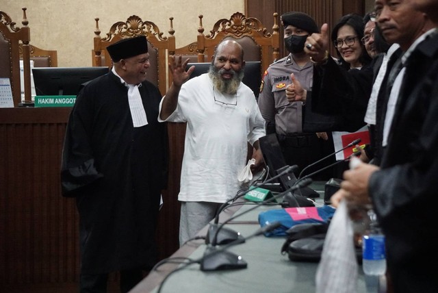 Terdakwa Gubernur nonaktif Papua Lukas Enembe saat menjalani sidang lanjutan di Pengadilan Tipikor, Jakarta, Senin (6/8). Foto: Iqbal Firdaus/kumparan
