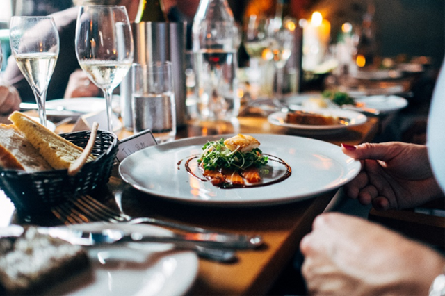 Restoran di PIK Avenue. Foto hanya ilustrasi. Sumber foto: Unsplash/Jay Wennington