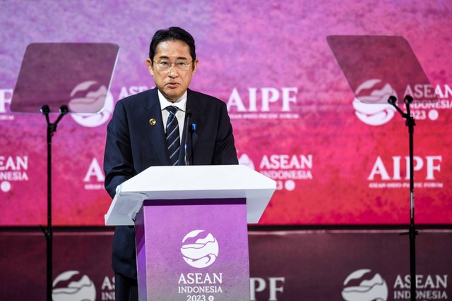Perdana Menteri Jepang Fumio Kishida menyampaikan paparannya saat menjadi pembicara utama pada hari kedua ASEAN-Indo-Pacific Forum (AIPF) 2023 di Hotel Mulia, Jakarta, Rabu (6/9/2023). Foto: Galih Pradipta/ANTARA FOTO