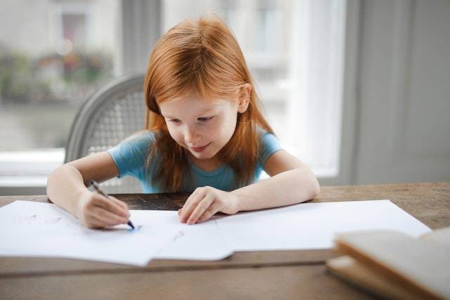 Ilustrasi contoh soal UTS PKN kelas 4 Kurikulum Merdeka. Foto: Pexels/Andrea Piacquadio