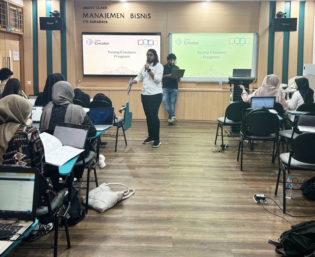 Pelatihan terkait teknologi low-code no-code (LCNC) yang menyasar mahasiswa di Surabaya.