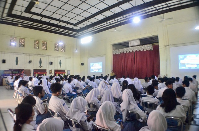 Sesi Sambutan Seminar Cakap Etika dan Literasi Digital di AULA SMAN 1 Surabaya & 2 SMAN Surabaya. (Foto: Handa/GNRM UNAIR)