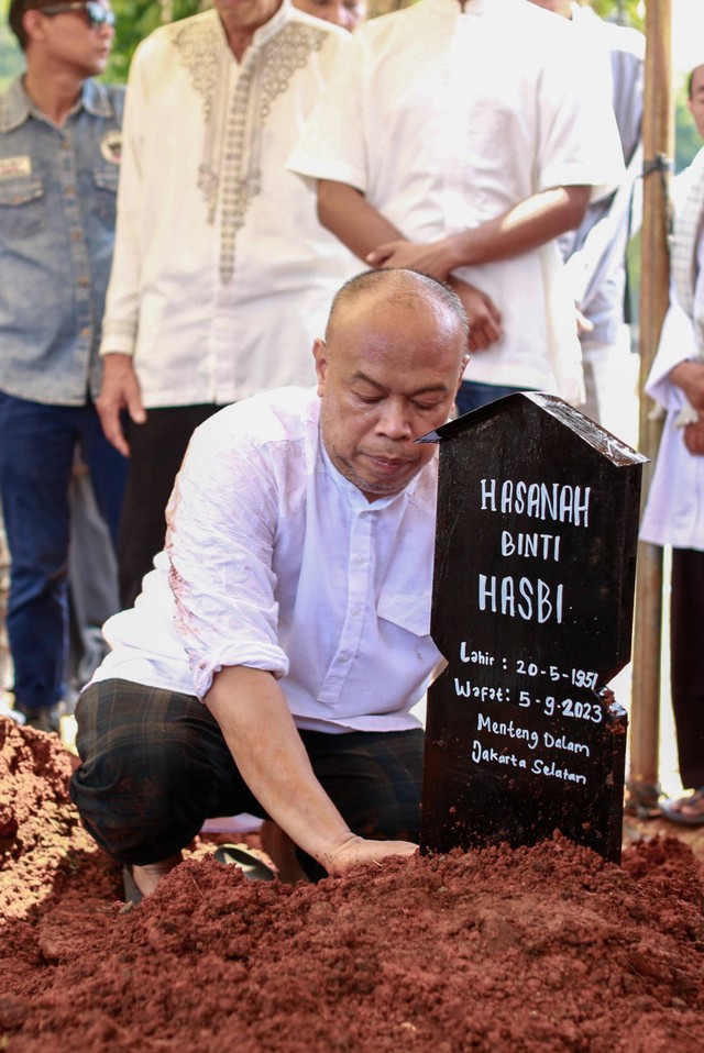 Aktor Edwin Superbejo beserta keluarga saat mengantarkan jenazah ibundanya di TPU Menteng Pulo, Jakarta, Rabu (6/9/2023). Foto: Dok. Agus Apriyanto