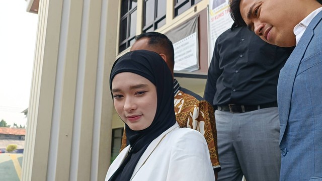 Inara Rusli di Pengadilan Agama Jakarta Barat, Rabu (6/9)
 Foto: Giovanni/kumparan