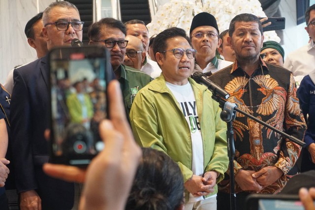 Ketum PKB Muhaimin Iskandar disambut Ketua Fraksi NasDem, Ahmad Ali saat tiba di DPP NasDem, Jakarta, Rabu (6/9/2023). Foto: Iqbal Firdaus/kumparan