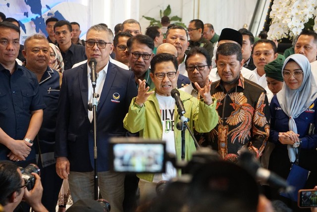 Ketum PKB Muhaimin Iskandar disambut Ketua Fraksi NasDem, Ahmad Ali saat tiba di DPP NasDem, Jakarta, Rabu (6/9/2023). Foto: Iqbal Firdaus/kumparan