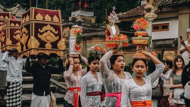 6 Contoh Norma Adat Istiadat di Indonesia yang Sering Dijumpai dalam ...