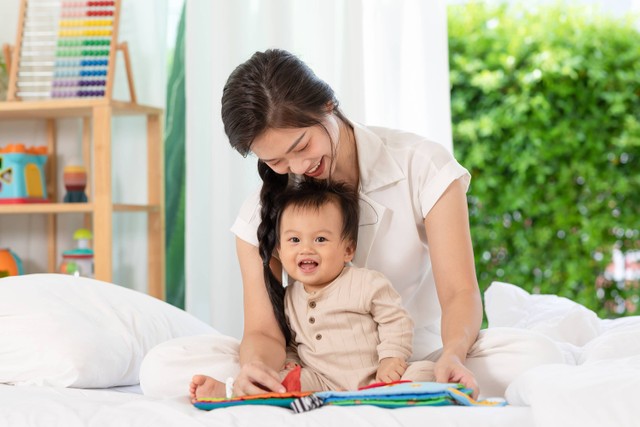 Ilustrasi ibu membacakan buku ke bayi. Foto: Selfmade studio/Shutterstock