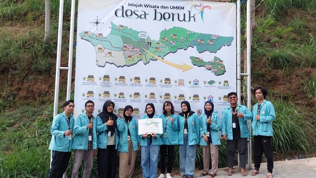 Pemasangan peta wisata dan UMKM di papan pemerintahan Desa Beruk oleh Mahasiswa KKN 114 Universitas Sebelas Maret Surakarta