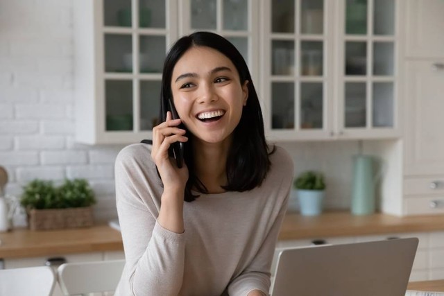 Ilustrasi menghubungi customer care BRI Insurance. Foto: Shutterstock