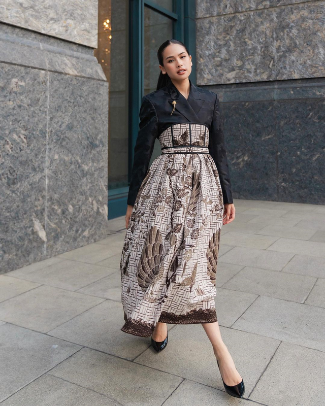 Maudy Ayunda mengenakan busana bergaya hanbok-batik untuk menghadiri ASEAN Business Awards 2023. Foto: Instagram/@maudyayunda