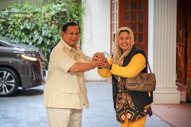 Ketum Partai Gerindra Prabowo Subianto menerima kunjungan politisi Yenny Wahid di rumahnya di Jalan Kertanegara, Kebayoran Baru, Jakarta Selatan, Rabu (6/9/2023). Foto: Jamal Ramadhan/kumparan