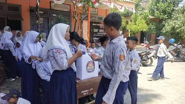 Pemilihan Ketua OSIS SMP Bina Karya Surabaya, Rabu (6/9).