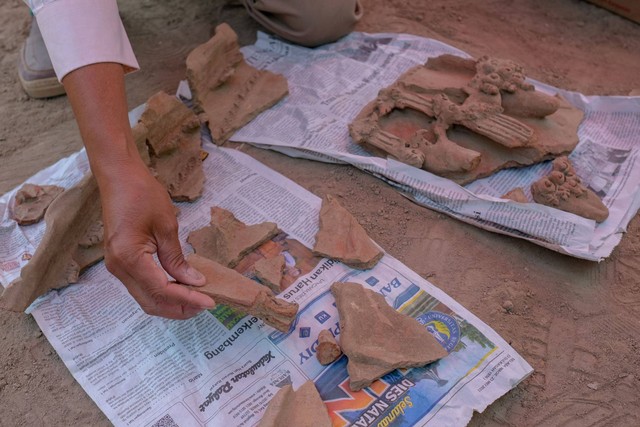 Tim Ekskavasi Situs Keputren Kawasan Cagar Budaya (KCB) Kerto-Pleret temukan wadah air kuno diduga dari era Majapahit. Foto: Pemda DIY