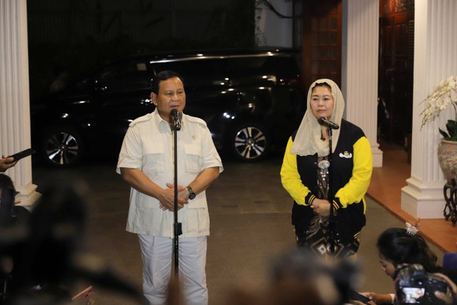 Ketum Partai Gerindra Prabowo Subianto dan politisi Yenny Wahid memberikan keterangan pers usai melakukan pertemuan di Jalan Kertanegara, Kebayoran Baru, Jakarta Selatan, Rabu (6/9/2023). Foto: Jamal Ramadhan/kumparan