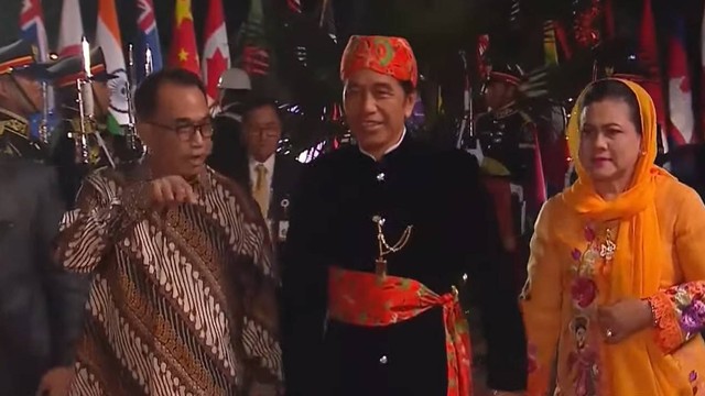 Presiden Joko Widodo bersama Ibu Iriana Joko Widodo tiba untuk menghadiri Gala Dinner KTT ke-43 ASEAN di Hutan Kota, Jakarta, Rabu (6/9/2023). Foto: Youtube/kumparan