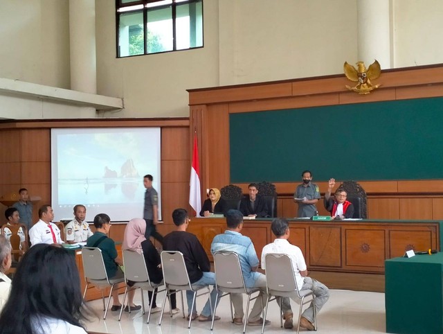 Sidang warga yang buang sampah sembarangan. Foto: istimewa