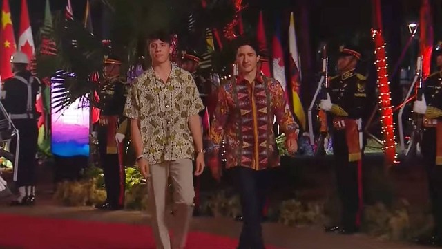 Perdana Menteri Kanada Justin Trudeau bersama putranya menghadiri Gala Dinner KTT ke-43 ASEAN di Hutan Kota, Jakarta, Rabu (6/9/2023). Foto: Youtube/kumparan