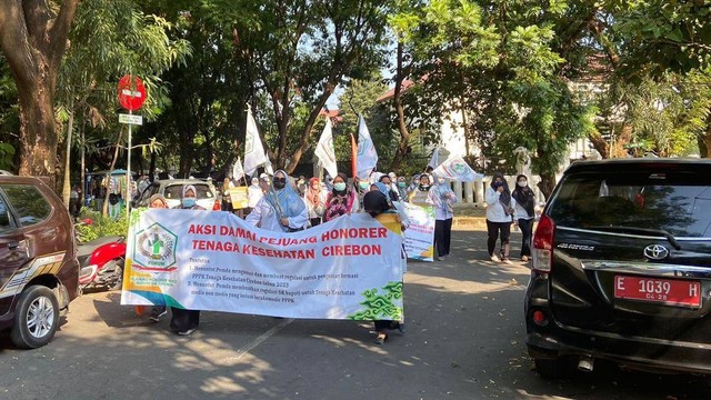Ratusan pegawai honorer tenaga kesehatan (nakes) Kabupaten Cirebon longmarch sambil membentangkan spanduk. Foto : Tarjoni/Ciremaitoday