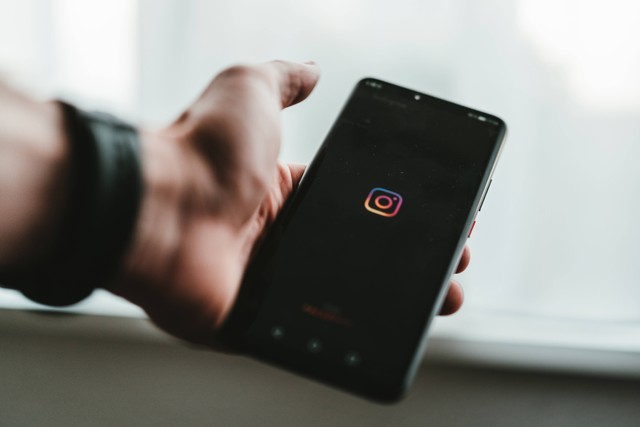 Ilustrasi Cara Mematikan Status Online di Instagram. Unsplash/Claudio S.