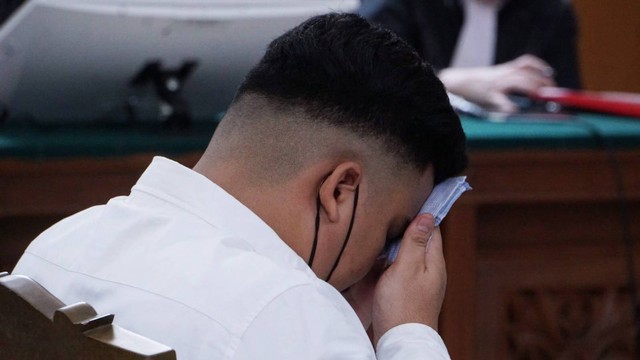 Shane Lukas menangis usai divonis 5 tahun pada kasus penganiayaan terhadap David Ozora di Pengandilan Negeri Jakarta Selatan, Kamis (8/9/2023). Foto: Fitra Andrianto/kumparan