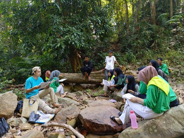 REBONK Belajar langsung di alam. (Foto : Mahendra/Yayasan Palung).