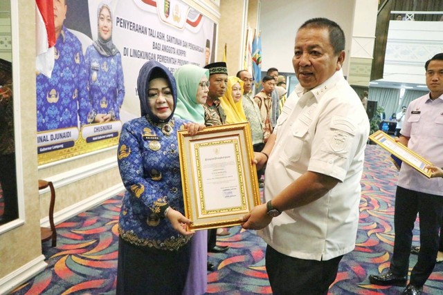 Gubernur Lampung Arinal Djunaidi saat melepas Reihana yang memasuki masa pensiun. | Foto : Dok. Pemprov Lampung