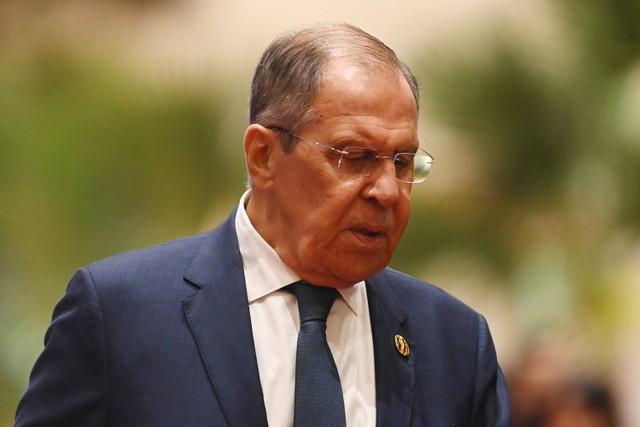 Menlu Rusia Sergei Lavrov berjalan menuju ruang KTT ke-18 Asia Timur di Jakarta, Kamis (7/9/2023). Foto: Media Center KTT ASEAN 2023/Zabur Karuru