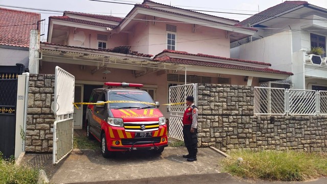 Polisi mendatangi lokasi ditemukan dua kerangka diduga ibu dan anak di perumahan Cinere, Kota Depok. Foto: Dok. Istimewa