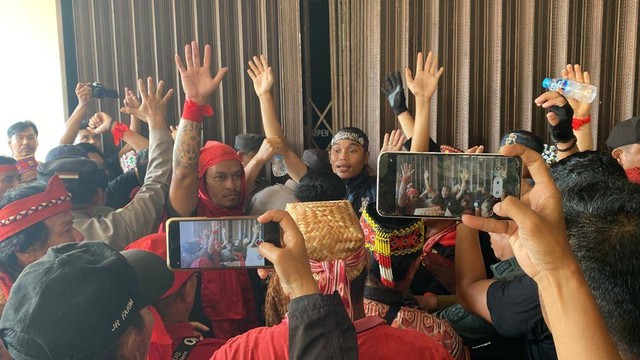 Demo Aliansi Masyarakat Sintang Peduli Generasi Muda yang menuntut Angel Hall & Lounge di Hotel My Home Sintang agar ditutup beberapa waktu lalu. Foto: Yusrizal/Hi!Pontianak