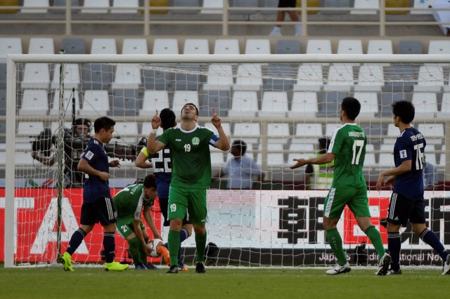 Gelandang Turkmenistan Ahmet Atayev (tengah) merayakan setelah mengkonversi penalti selama pertandingan sepak bola Grup F, Piala Asia UEA 2019 antara Jepang dan Turkmenistan di Stadion al-Nahyan di Abu Dhabi pada 09 Januari 2019. Foto: Khaled Desouki/AFP