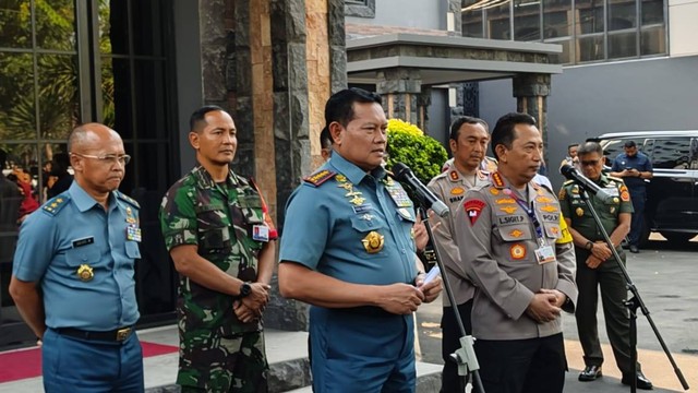 Kapolri Jenderal Listyo Sigit Prabowo bersama Panglima TNI Laksamana Yudo Margono menyampaikan keterangan pers soal pengamanan KTT ASEAN di Jakarta, Kamis (7/9/2023). Foto: Jonathan Devin/kumparan